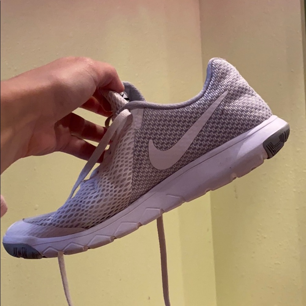 White nikes - Picture 4 of 5